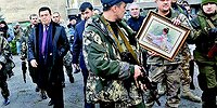 Певец и политик приехал в Донецк через руины Иловайска